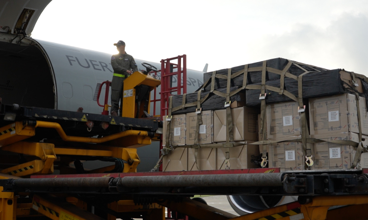 Herramientas tecnológicas para estudiantes de la Guajira llegaron en aeronave de la Fuerza Aeroespacial Colombiana
