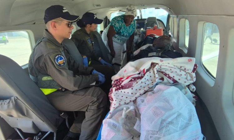 Evacuación aeromédica permitió atención especializada a adulto mayor
