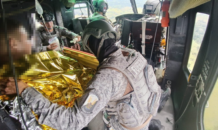 Evacuación aeromédica salvaguarda vida de policías tras atentado terrorista en Caquetá
