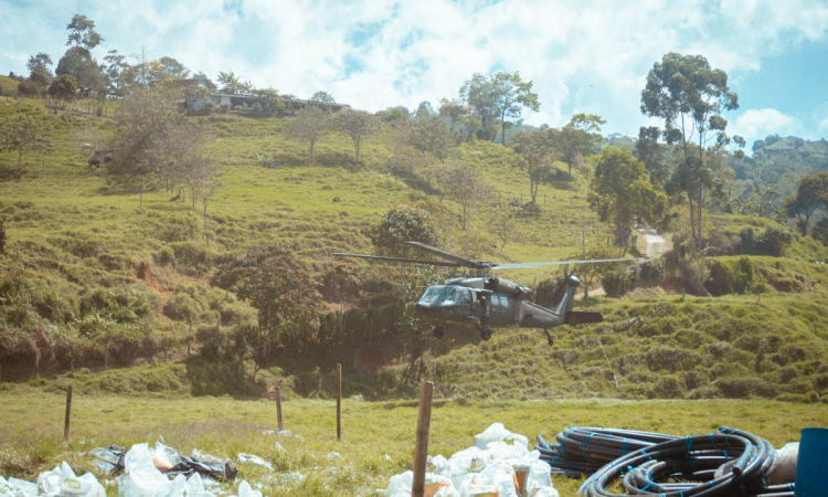 Helicóptero Black Hawk transporta insumos vitales para reparar acueductos en Ebéjico, Antioquia