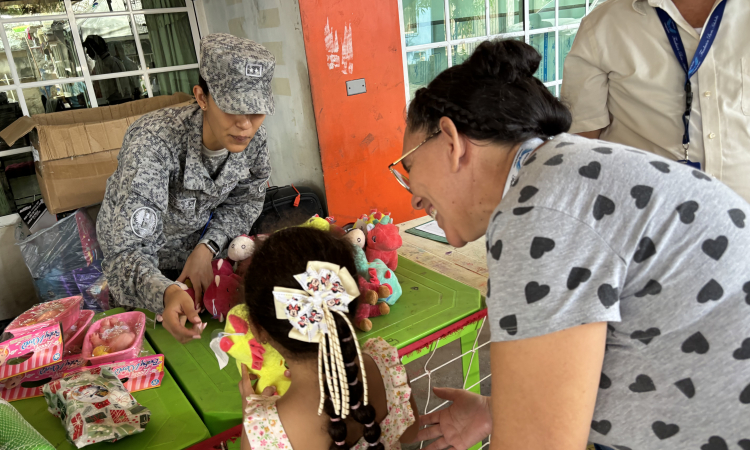    Finalizando la campaña “Operación Gratitud”, donde la Fuerza Aeroespacial Colombiana por medio del Comando Aéreo de Combate No. 3 entregó regalos junto a diferentes fundaciones como la Corporación Organización Minuto de Dios, Ancla Colombia y Juntos por Más en la Costa Caribe, especialmente en los municipios de Soledad y Malambo en el Atlántico, llevando un mensaje de esperanza, unión y solidaridad a las familias del sector.
