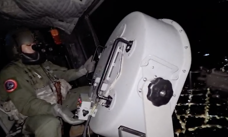 Desde un helicóptero HUEY-II, mensajes aéreos promueven la seguridad y tranquilidad ciudadana