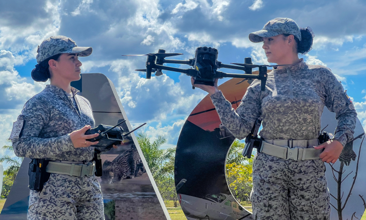Mujeres operadoras de Aeronaves No Tripuladas impulsan la defensa del oriente colombiano