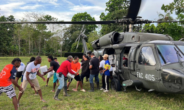 Ayuda fue transportada en helicópteros a comunidades damnificadas por lluvias en Córdoba