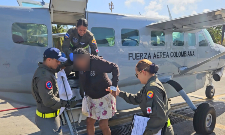 Articulación institucional permite traslado aeromédico oportuno en la región insular