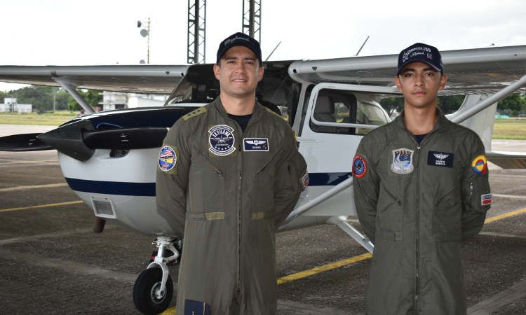 Jóvenes colombianos dan sus primeros pasos para convertirse en pilotos militares