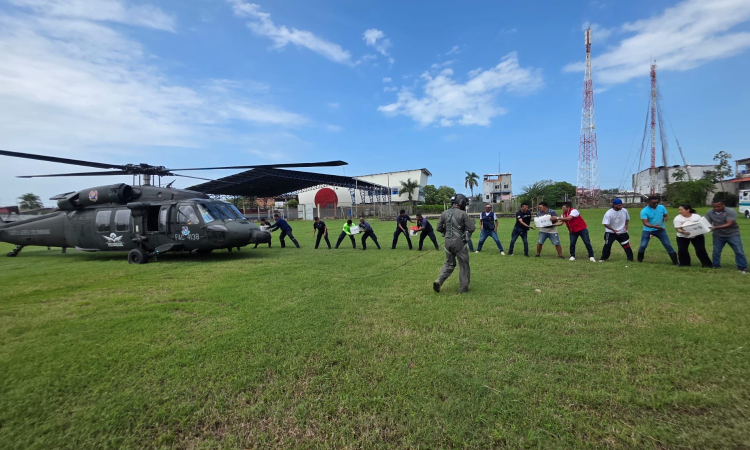 Traslado aéreo de mujer embarazada y ayudas humanitarias brindan alivio en Antioquia