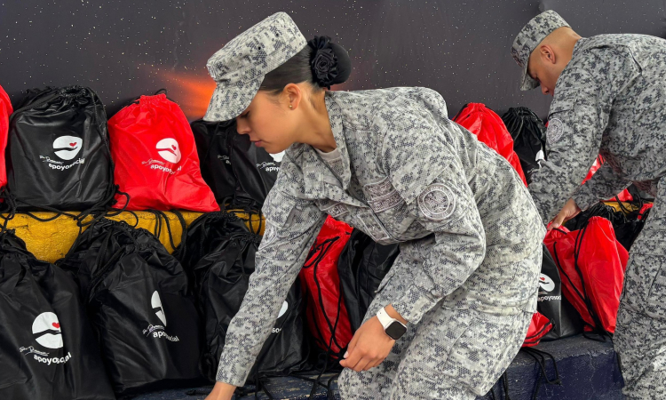 Entrega de 70 kits escolares fortalece la permanencia educativa en El Rosal