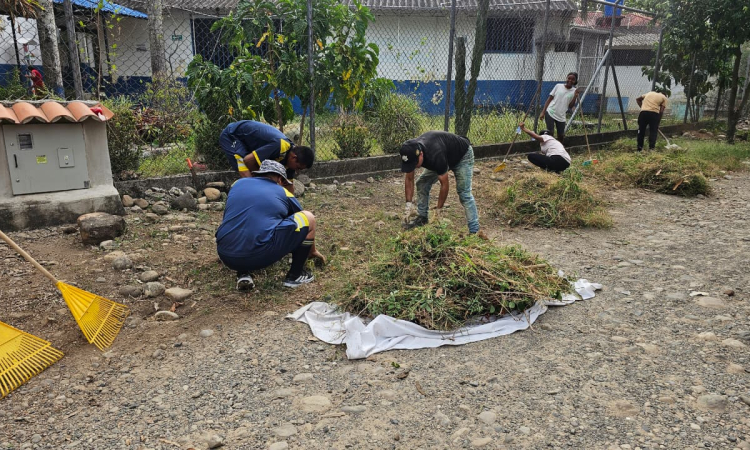Jornada comunitaria mejoró espacios educativos en La Esmeralda