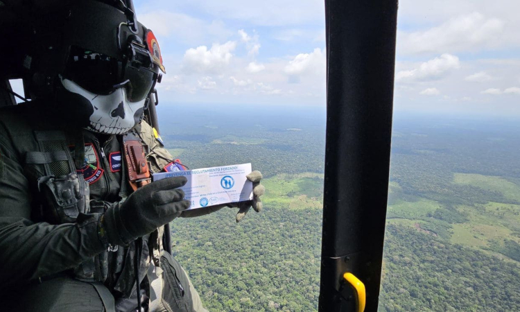 Perifoneo aéreo y lanzamiento de volantes fortalecen la seguridad del suroriente colombiano 