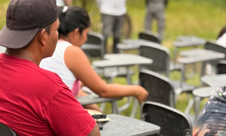 Entrega de pupitres fabricados con material reciclado benefició a estudiantes del Amazonas