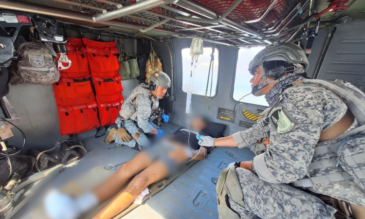  En helicóptero UH-60  Ángel trasladan joven herido por artefacto explosivo en Tibú 