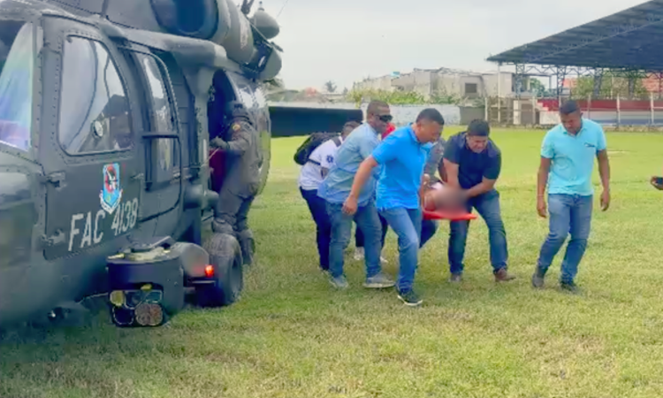 Traslado aéreo de mujer embarazada y ayudas humanitarias brindan alivio en Antioquia