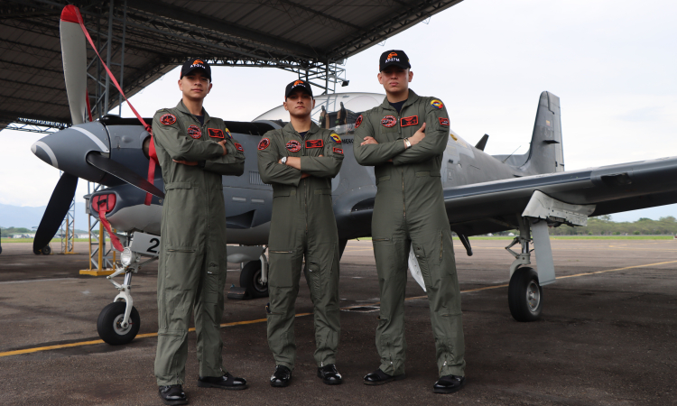 Volar solo por primera vez: un peldaño más para ser piloto militar