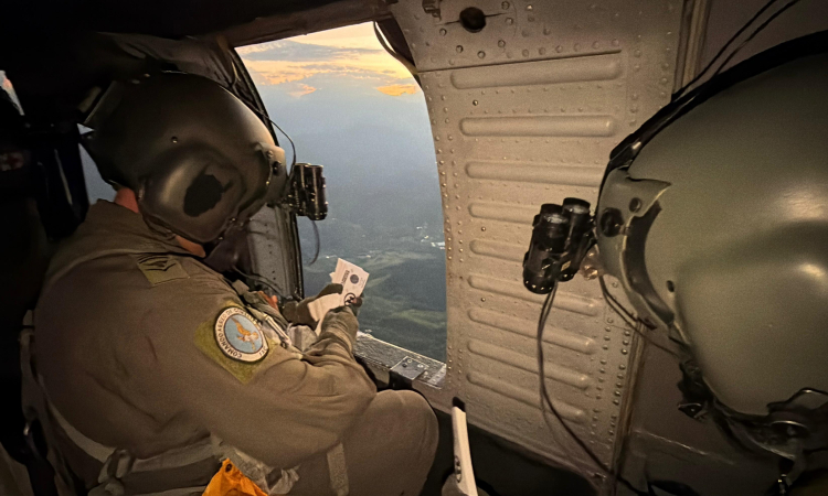 Vigilancia aérea y entrega de volantes durante 