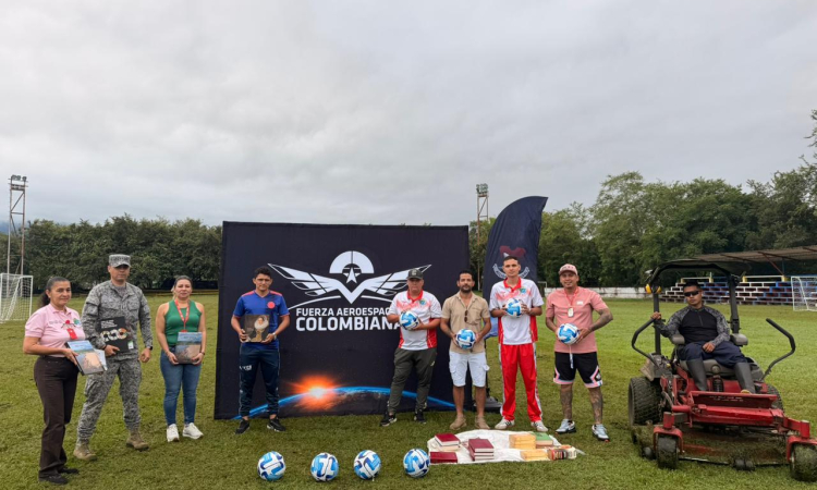 Comunidad de Puerto Salgar recibe cancha renovada, balones y donación de libros 