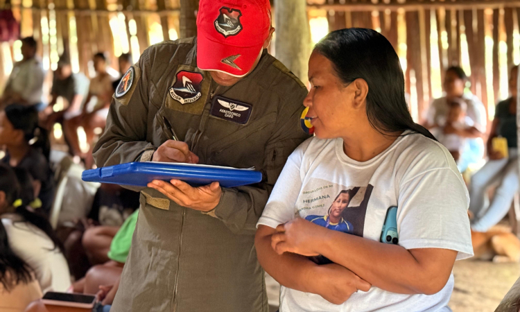 Entrega de kits escolares beneficia a comunidad indígena en Leticia