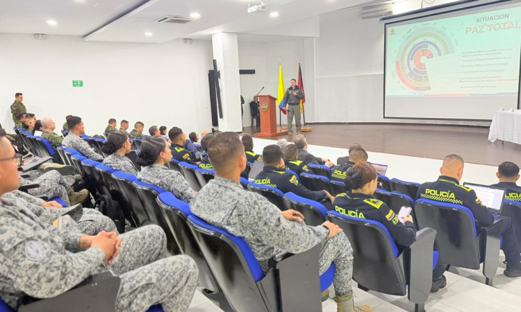 Fortalecen acompañamiento a víctimas militares en jornada de capacitación