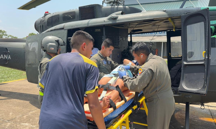 Mujer embarazada en estado crítico es trasladada por su Fuerza Aeroespacial Colombiana