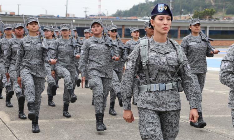 Valentía y vocación liderazgo femenino en la protección de bases aéreas