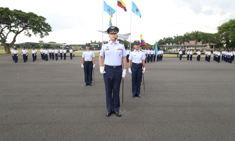 El poder aéreo del suroccidente honra 13 años con ascensos y medallas 