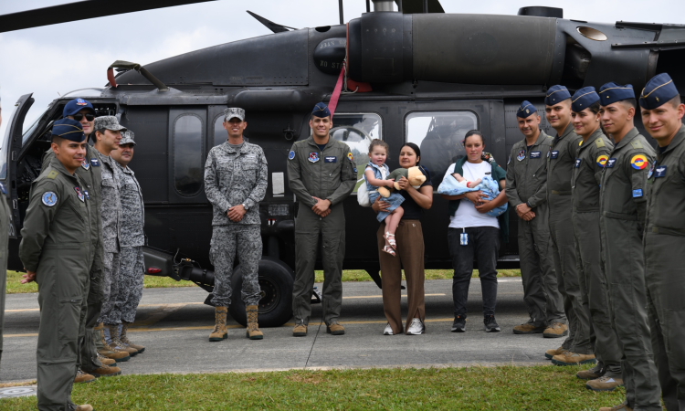 Emotivo encuentro con Angelita, la niña que nació en un helicóptero
