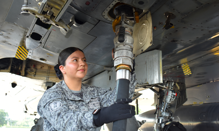 Nataly Salinas Suboficial con las botas bien puestas que abastece aeronaves militares