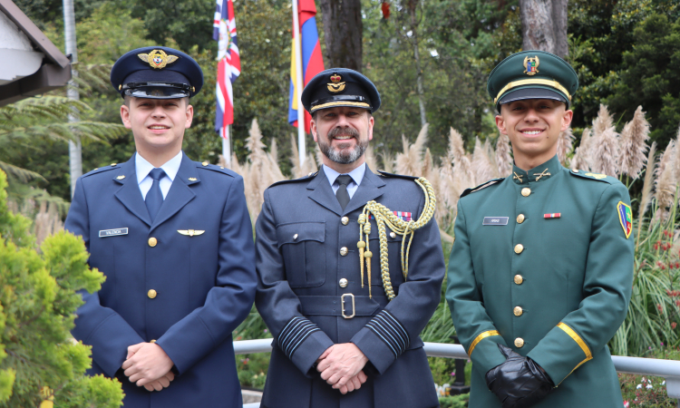 Oficiales colombianos cruzan fronteras entorno a la vocación militar