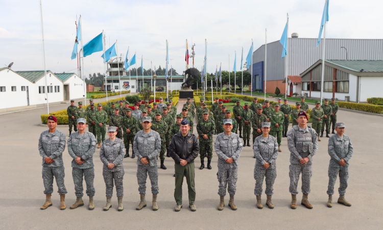 Suboficiales de alta jerarquía fortalecen su liderazgo durante visita al CAMAN