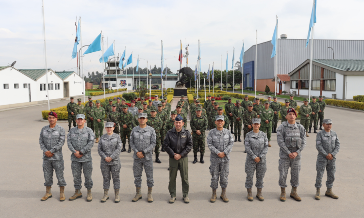Suboficiales de alta jerarquía fortalecen su liderazgo durante visita al CAMAN