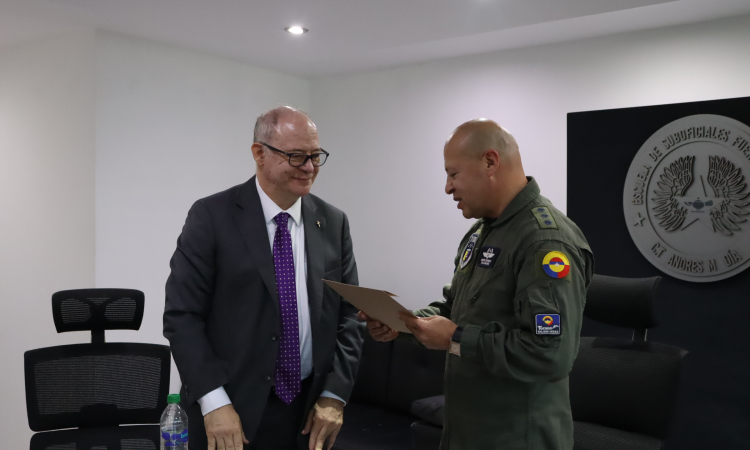 Fuerza Aeroespacial Colombiana recibe visita universitaria para fortalecer las capacidades tecnológicas