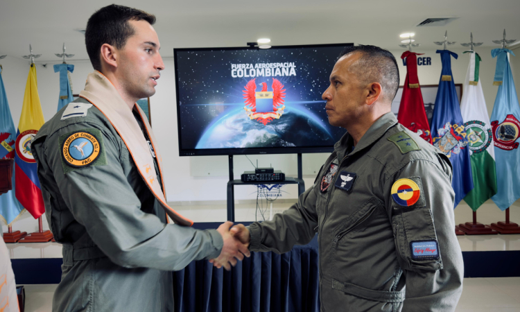 Oficiales chilenos alcanzan hito operativo en la Escuela Internacional de Helicópteros