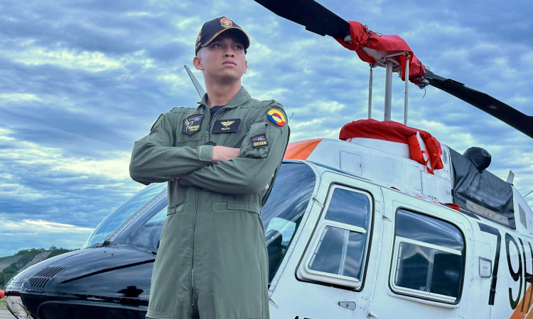     Un joven cordobés cumplió el sueño de volar un helicóptero