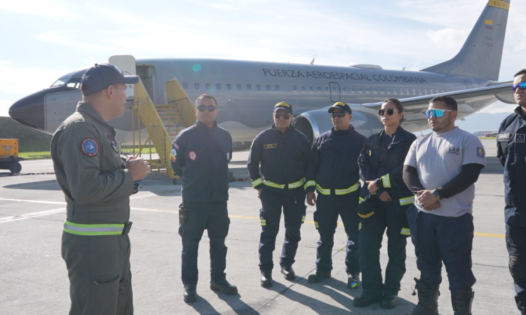 FAC traslada al equipo USAR COL-1 que participará en entrenamiento en atención de emergencias 