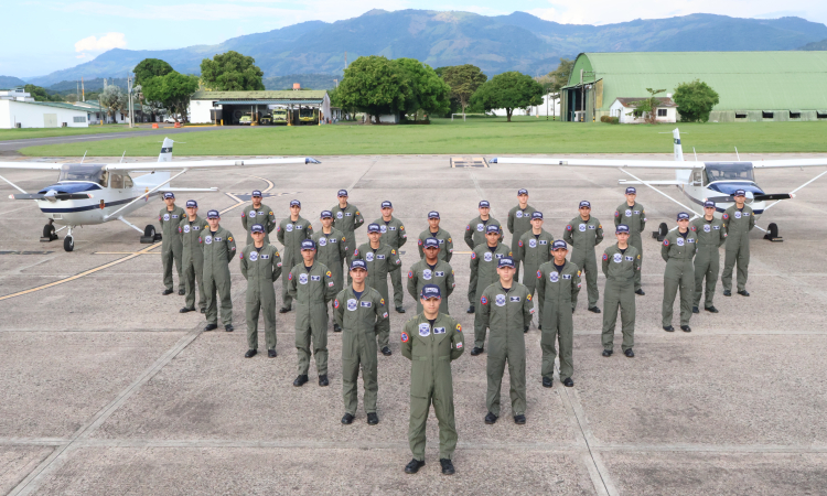 Disciplina y vocación forjan una nueva generación de pilotos militares 