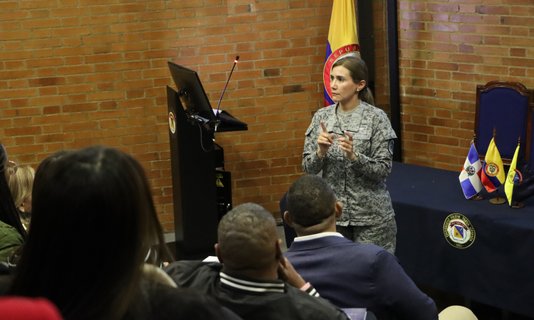 La Fuerza Aeroespacial Colombiana comparte su experiencia en operaciones militares con enfoque de género