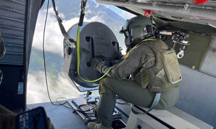 Fuerza Aeroespacial Colombiana lleva mensaje mediante perifoneo y volantes en el Cauca