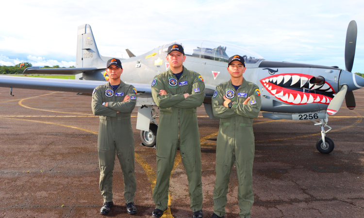 Sueño cumplido: Alféreces logran convertirse en pilotos militares