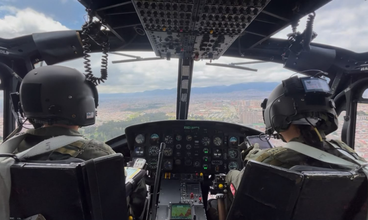 Desde los cielos de Bogotá, la FAC vela por la seguridad de la jornada electoral.