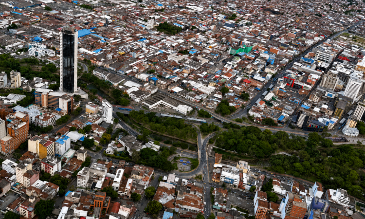 Fuerza Aeroespacial Colombiana fortalece la seguridad mediante sobrevuelos diurnos y nocturnos