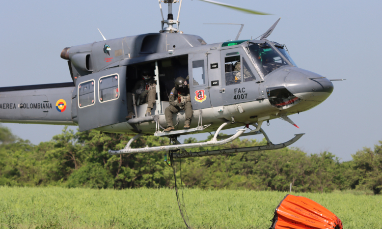 Tripulaciones entrenan para la atención de incendios forestales con sistema Bambi Bucket