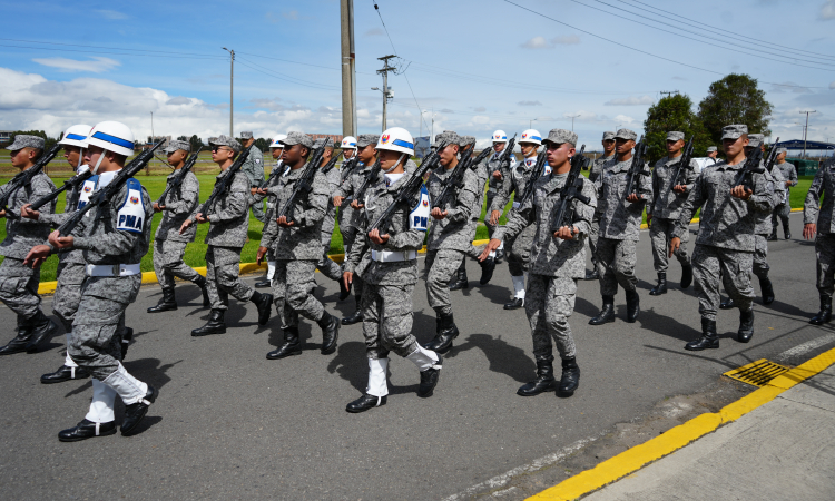 Con disciplina y honor, cadetes y militares llegan a Bogotá para celebrar la Independencia
