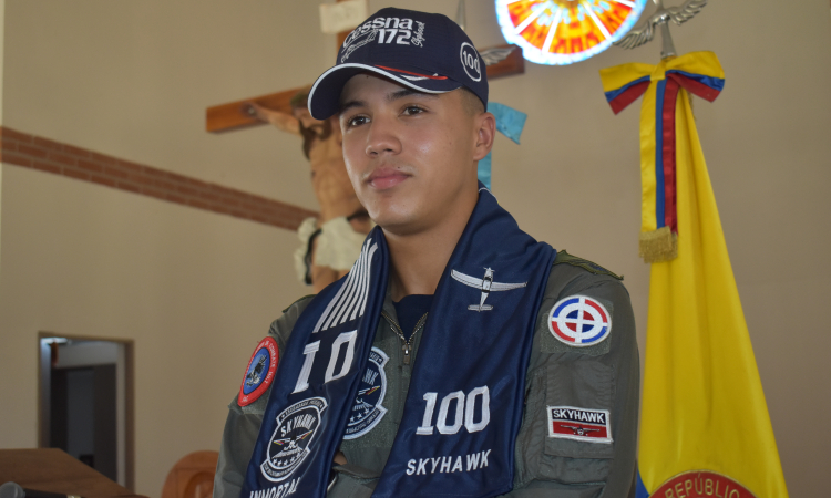 Cadete dominicano destaca en curso de vuelo y recibe tradicional bufanda en Colombia