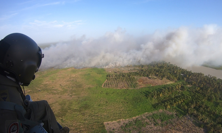 Desplegadas capacidades aéreas para atender incendio forestal en Isla Salamanca