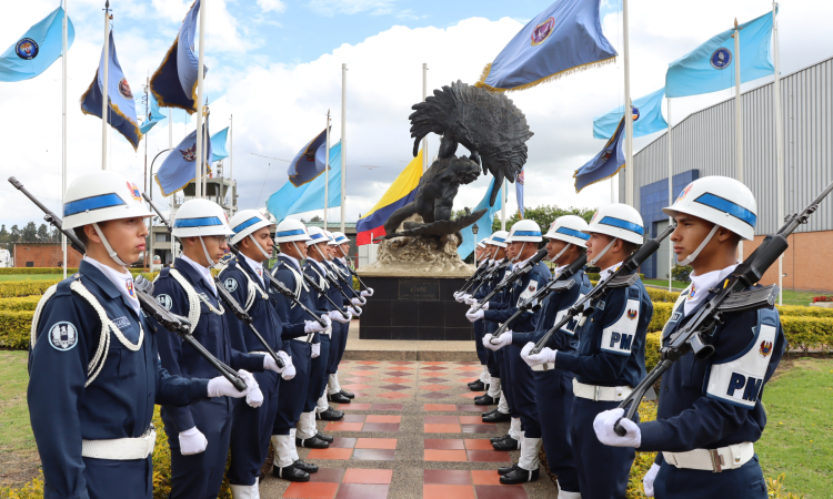 Personal militar conmemora el Día del Héroe Nacional y sus Familias