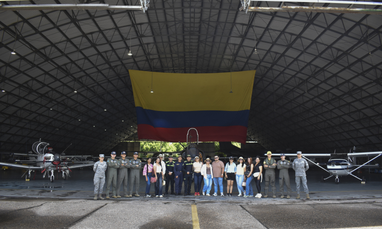 Funcionarios de Norcasia conocieron capacidades aéreas al servicio de la seguridad regional