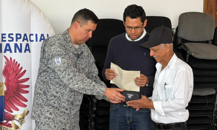 Gafas formuladas mejoran la salud visual de la comunidad en Sutamarchán, Boyacá