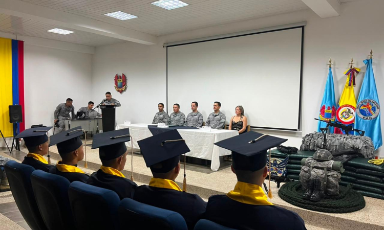 Cinco Soldados culminan su educación media en el Grupo Aéreo del Amazonas