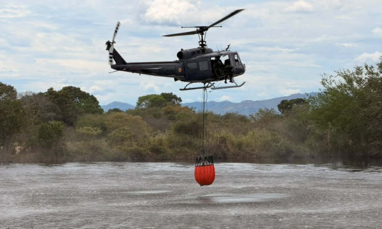 Apoyo aéreo fortalece las labores para controlar incendio forestal en zona rural de Ibagué