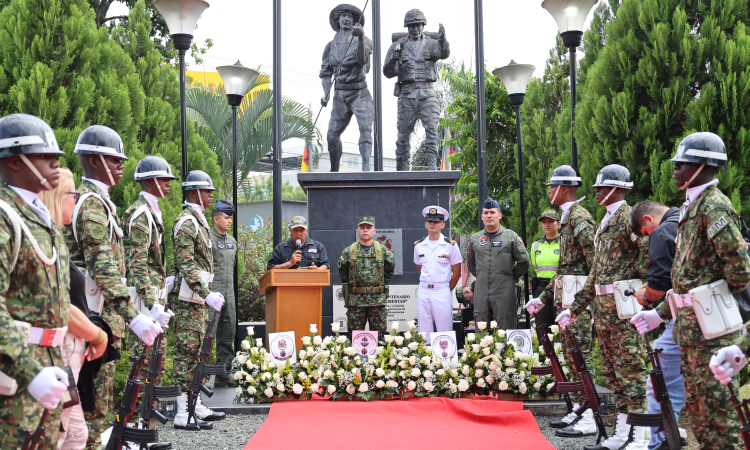Ofrenda floral exaltó el honor y compromiso de los héroes de Colombia